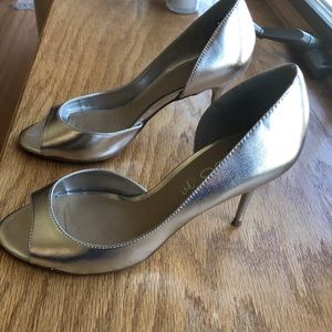 Silver peep toe pumps. Aldo. Leather.